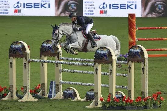 The grey Holstein gelding H5 Ceylon Island jumping a wide oxer in an international CSI arena